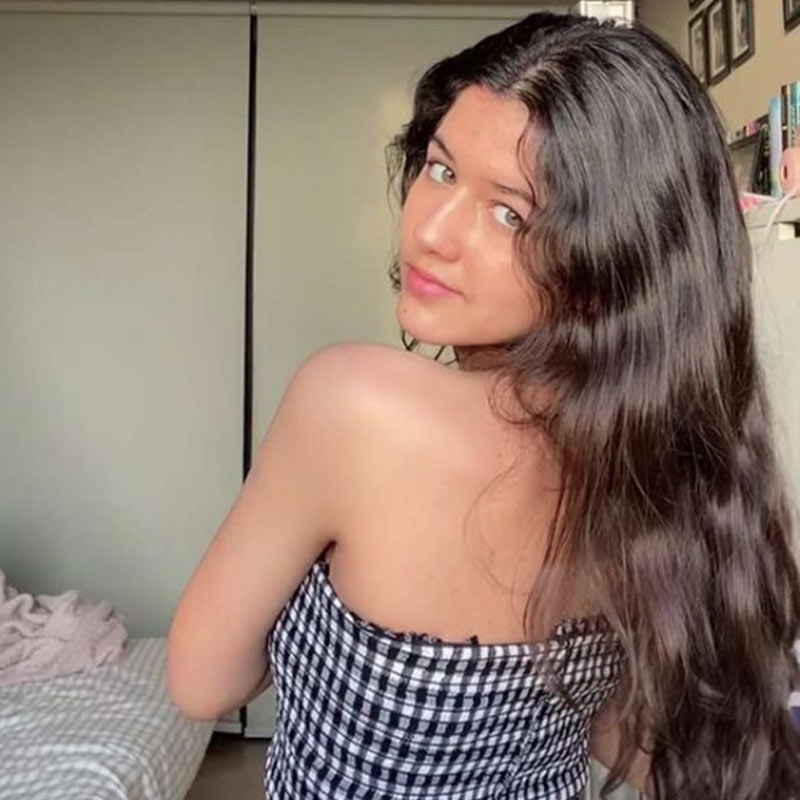 যুবতী বয়সে মেয়েরা কোন ধরনের সমস্যায় পড়তে পারেন, শরীর নিয়ে কটাক্ষ থেকে শুরু করে অন্যান্য বিষয়ে বিরূপ মন্তব্য কী ভাবে সামাল দেবেন— এই বিষয়ের উপরেই তৈরি হয়েছে শর্ট ফিল্মটি।