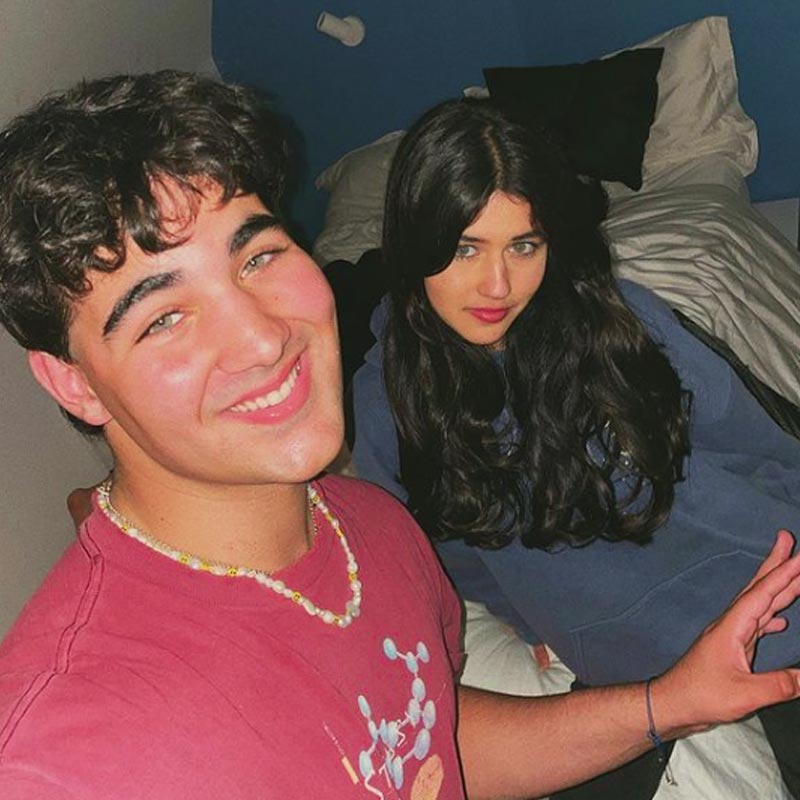 টুইঙ্কল-পুত্র আরভের সঙ্গে একটি নিজস্বীও নিজের ইনস্টাগ্রাম অ্যাকাউন্ট থেকে পোস্ট করেছিলেন নাওমীকা। বলিপাড়ার অধিকাংশের দাবি, তাঁদের দু’জনকে নাকি যমজ ভাইবোনের মতো দেখতে।