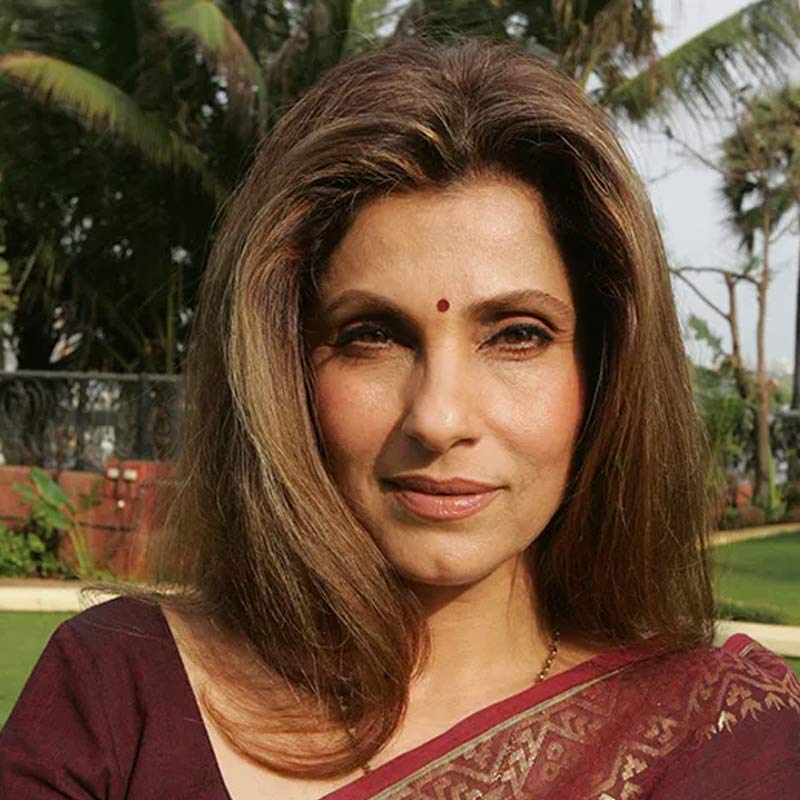 অনেকে আবার মনে করেন, তাঁর মুখ অবিকল ডিম্পলের মতো। রূপের গুণে বলিউডের অভিনেত্রীদের নাকি ১০ গোল দিতে পারেন নাওমীকা, দাবি অনেকের।