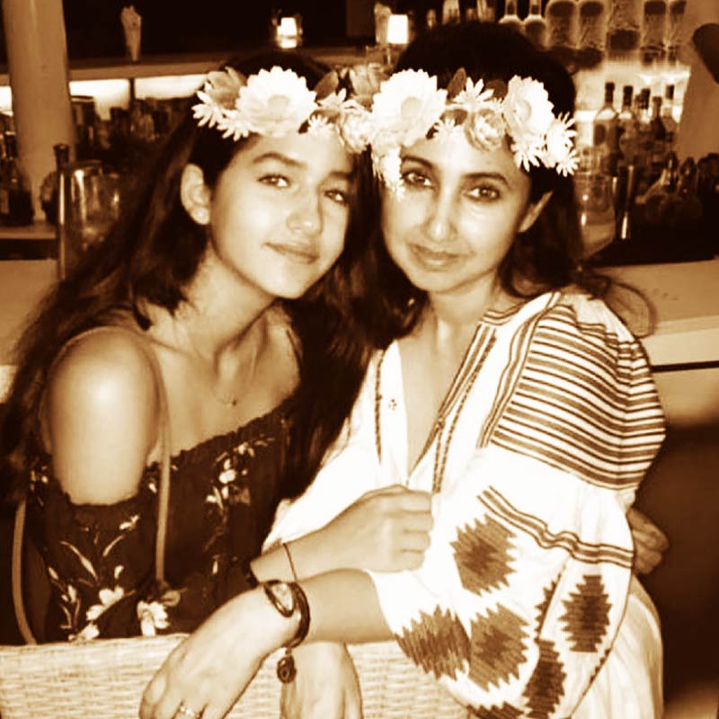 গোবিন্দ, সোনালী বেন্দ্রে, করিনা কপূর খান, তুষার কপূর, সলমন খান, ঋষি কপূরের মতো বলিউডের নামকরা তারকাদের সঙ্গে অভিনয় করা রিঙ্কি এখন বলিপাড়া থেকে অনেক দূরে। রিঙ্কি-কন্যা নাওমীকা এখন সিনেমাতে কাজ করবেন কিনা, তা নিয়ে বলিপাড়ার অধিকাংশের প্রশ্ন রয়ে গিয়েছে।