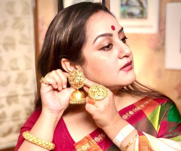 দুর্গাপুজো কিংবা ধনতেরস— যে কোনও উৎসবই খুব জাঁকজমক করে পালন করেন সুদীপা চট্টোপাধ্যায়।