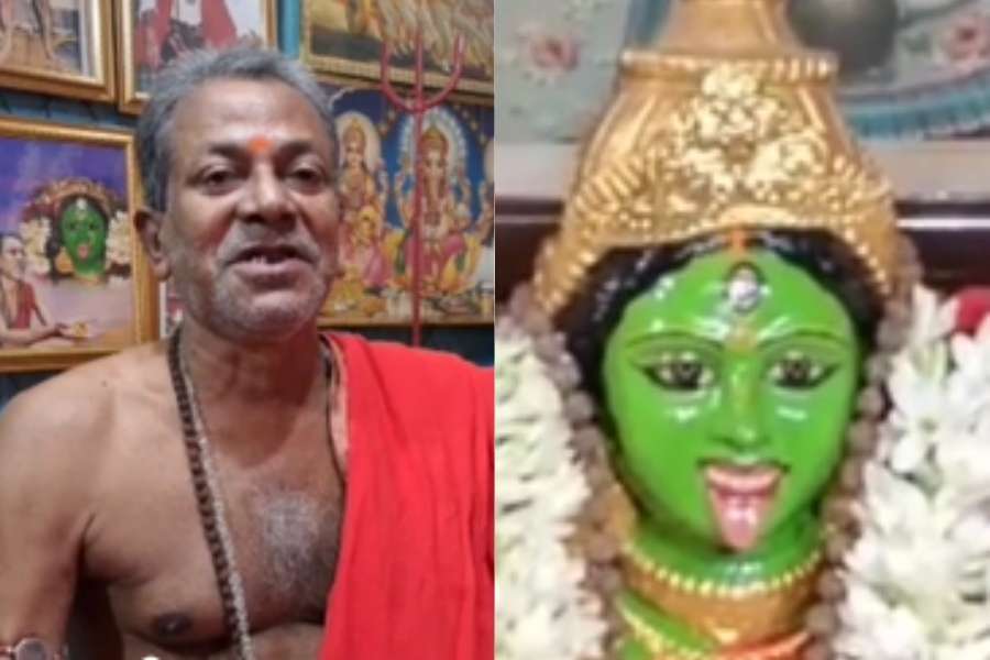 শ্রীপতিপুরের অধিকারী পরিবারে এই পুজো শুরু করেন বটকৃষ্ণ অধিকারী। আজ থেকে প্রায় ৭০ বছর আগে তিনি দেবীমূর্তি প্রতিষ্ঠা করেন। 