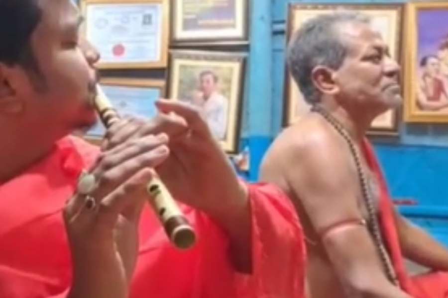 গ্রামের দরিদ্র বৈষ্ণব পরিবারে জন্ম বটকৃষ্ণের। জন্মসূত্রেই পেয়েছিলেন বৈষ্ণব সুলভ আচরণ। ম্যাট্রিক পাশ করে যান ভিনদেশে চাকরি করতে। 