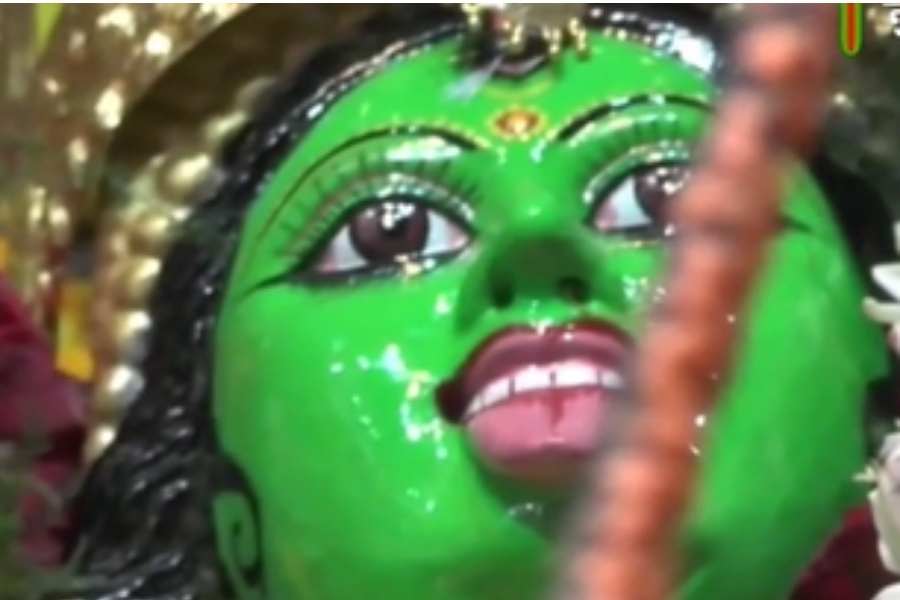 সেই সময়ে বৈষ্ণব বাড়িতে কালীর উপাসনা ছিল নিদারুণ অপরাধ। সমাজের মাথাদের বিরুদ্ধে গিয়ে তিনি বাড়িতে প্রতিষ্ঠা করেন কালীর ঘট। পরে আবার দেবীর স্বপ্নাদেশ পেয়েই প্রতিষ্ঠা করেন প্রতিমা। কালী ও কৃষ্ণের আদেশেই রটন্তী কালী পুজোর দিনে প্রতিষ্ঠা হয় দেবীর।  