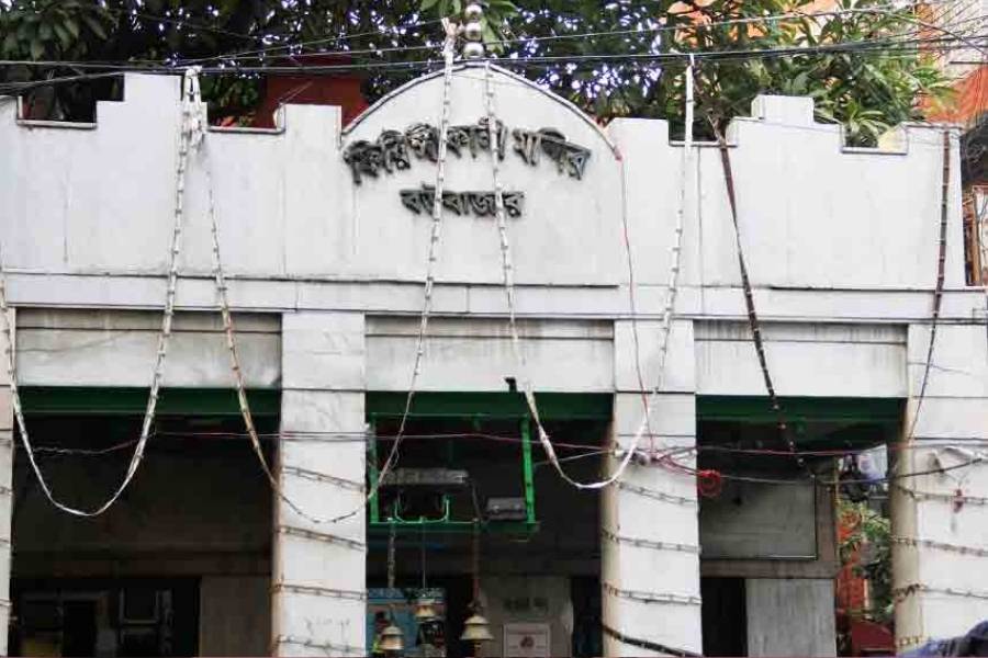 একই ভাবে পশুবলির প্রথা বর্জন করেছে আরও অনেক কালী মন্দির। কলকাতার বিখ্যাত ফিরিঙ্গি কালীবাড়ির পুজোতেই যেমন পশুবলি নিষিদ্ধ বহু বছর হল। বদলে চল আছে প্রতীকী বলি দ্বারা পুজো সম্পন্ন করার। 