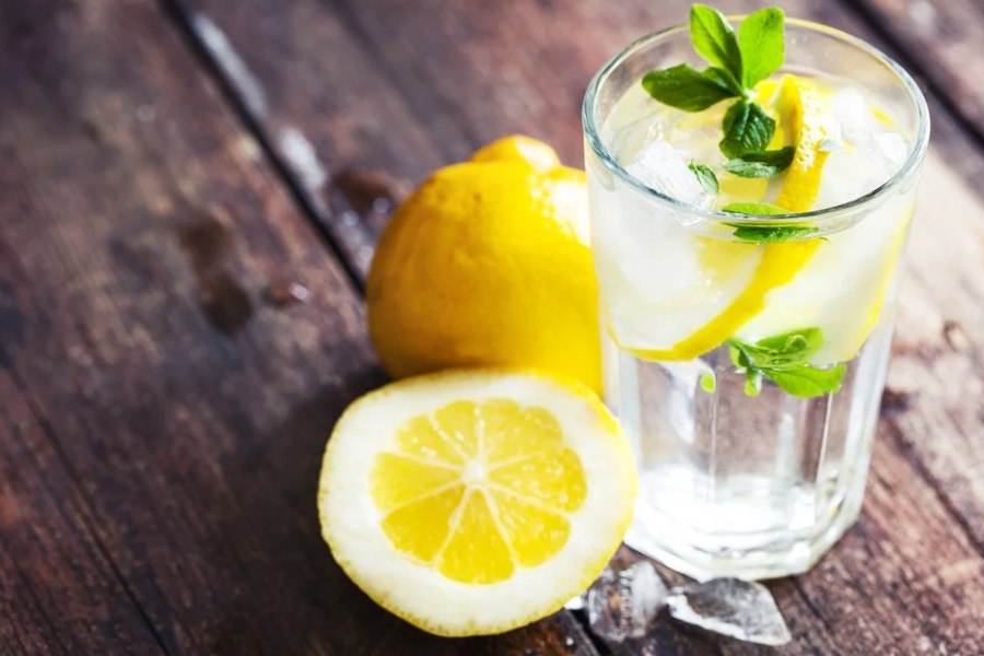 সকালে উঠে ঈষদুষ্ণ জলের সঙ্গে অল্প লেবুর রস মিশিয়ে খেতে পারেন।