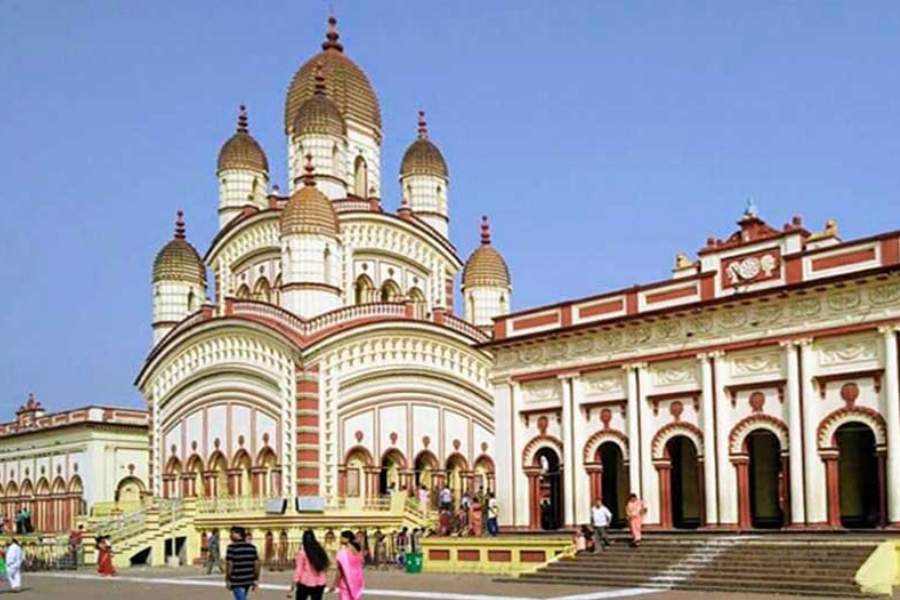 দক্ষিণেশ্বর মন্দির কমিটির সেক্রেটারি ও ট্রাস্টি কুশল চৌধুরী জানিয়েছেন কী ভাবে জীবহত্যা না করেও একই নিয়ম-রীতি সব মেনে দেবীর পুজো সমান ভক্তি নিয়ে করা যায়। অবলা জীবকে তেল-সিঁদুর মাখিয়ে ঢাক ঢোল পিটিয়ে দেবতার নামে বলি দেওয়ার কঠোর বিপক্ষে তিনি।বলির আগেই ভক্তদের মধ্যে বলির অংশ ভাগাভাগি নিয়ে 'দৃষ্টি ভক্ষণ' -এর যে চল, তা মেনে নিতে পারেন না তিনি!