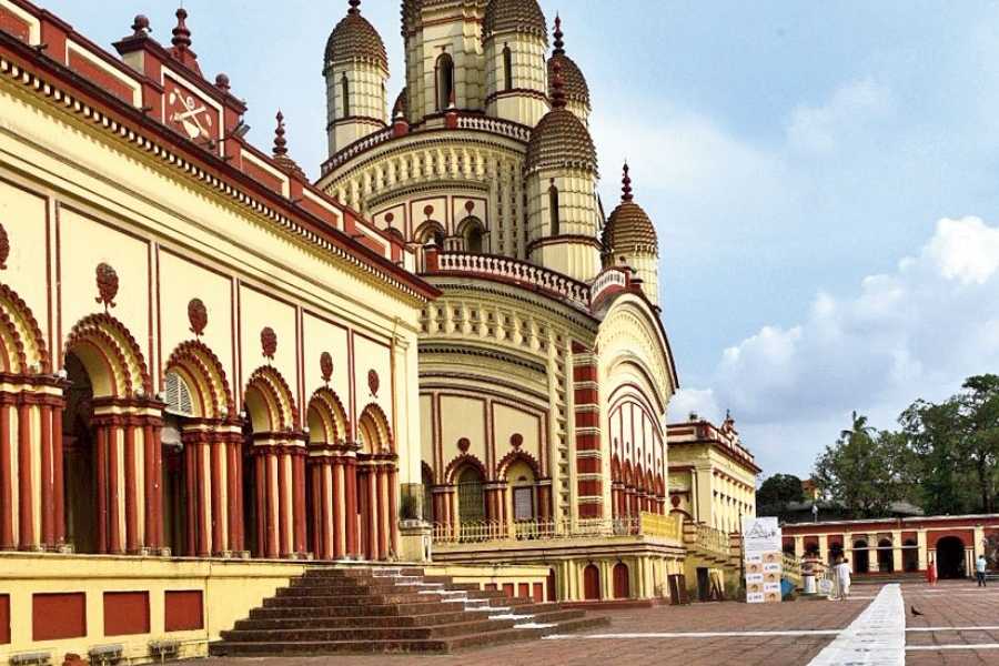 তাই দক্ষিণেশ্বর কালী মন্দিরের বিখ্যাত কালীপুজোয় আজ প্রায় দুই দশক ধরে পশুবলির বদলে হয় ‘প্রতীকী বলি’। যেখানে কুমড়ো, আখ বা নারকেল বলি দেওয়া হয়। রীতি অনুযায়ী পুজোর বাকি সব নিয়ম থাকে একই। সমাজের বহু প্রতিকূলতার মুখোমুখি হয়েও এই সিদ্ধান্তে আজও অনড় কুশল বাবু। 