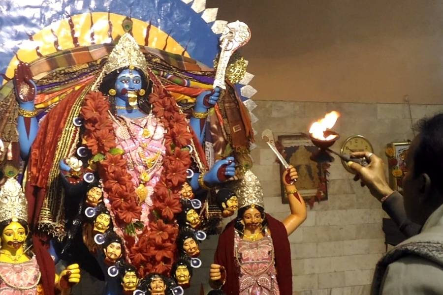 এমনকি, উত্তর দিনাজপুরের কালিয়াগঞ্জের বিখ্যাত বয়রা কালী মন্দিরেও গত বছর থেকে নিষিদ্ধ হয়েছে ছাগল ও পায়রা বলি। প্রতীকী বলিতে মত দিয়েছেন সেবায়েতরা সবাই। পা মিলিয়েছেন এক সুস্থ ও নির্মল ভবিষ্যতের পথে।