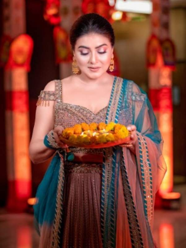 দীপাবলি মানে অশুভ যা কিছু, সব দূরে সরিয়ে শুভ মুহূর্তের আবাহন । দীপাবলি মানে অন্ধকারের উৎস থেকে উৎসারিত আলোর উৎসব। 