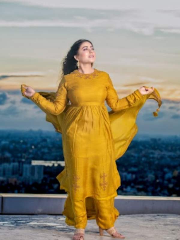 শব্দ নয়, আলোর রোশনাইয়ে ভরা থাক দীপাবলির রাত। সেই রামধনুর আভাই জড়িয়ে সারা শরীরে। তারই উচ্ছ্বাস আকাশে-বাতাসে।