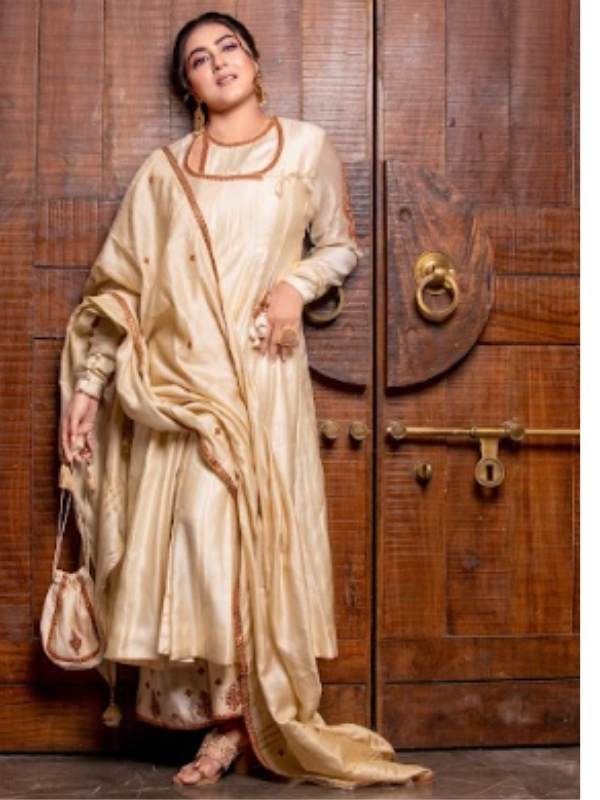  গার্গীর মতে, এই উৎসবের পোশাকে থাকতে হবে সনাতনী স্বাদ। সেই সাবেকিয়ানা ঝলমল করবে আলোর রোশনাইয়ে। 