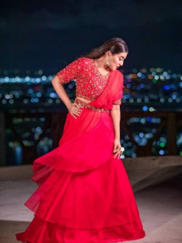 সারা বছর কাজের চাপ। বাড়িতে থাকা বা আপনজনের সঙ্গে সময় কাটানো সম্ভব হয় না। তাই দীপাবলির সময়টা শুধুই পরিবারের জন্য।