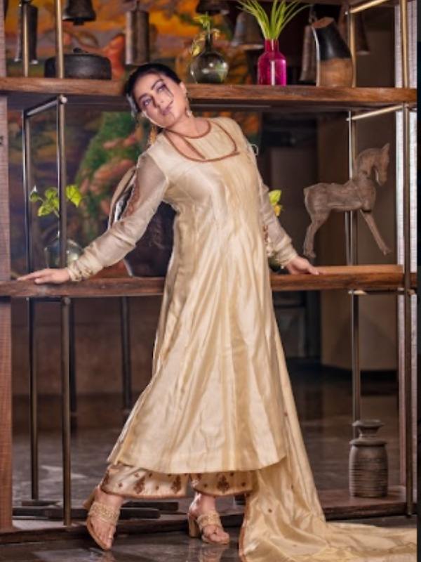 সারা বছর যাঁরা বাড়ির কাজে সাহায্য করেন, এই সময়ে তাঁদের ছুটি। এই সময়টা শুধু পরিবারের সঙ্গে একান্ত যাপন,পছন্দের পোশাক, হাল্কা সাজ, আর মন খুলে আড্ডা। সারা বাড়ি মায়ায় জড়িয়ে রাখে মোমের আলো। দীপাবলির রাতে নিজের গৃহকোণকে এ ভাবেই সাজিয়ে তোলেন গার্গী। মনে সেই আলোরই ছোঁয়া। চারপাশেও তখন যেন আলোর জ্যোৎস্না। 