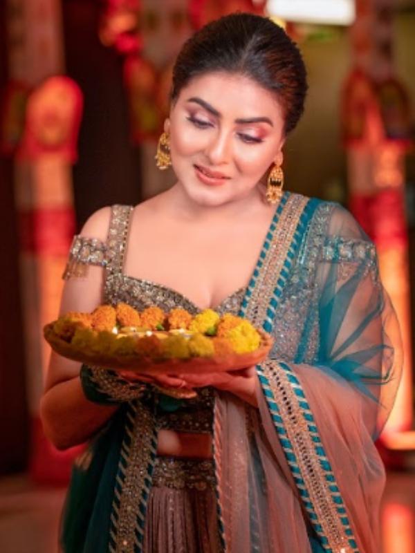 ম়ডেল: গার্গী রায়চৌধুরী পোশাক: প্রশান্ত চৌহান, সস্যা রূপটান ও কেশসজ্জা: কুণাল সাহা ছবি: সায়ন্তন দত্ত গয়না: সুদীপ স্থান: ওয়েস্টইন, কলকাতা বিশেষ কৃতজ্ঞতা: শিলাদিত্য চৌধুরী, পরিকল্পনায়: শ্যামশ্রী সাহা