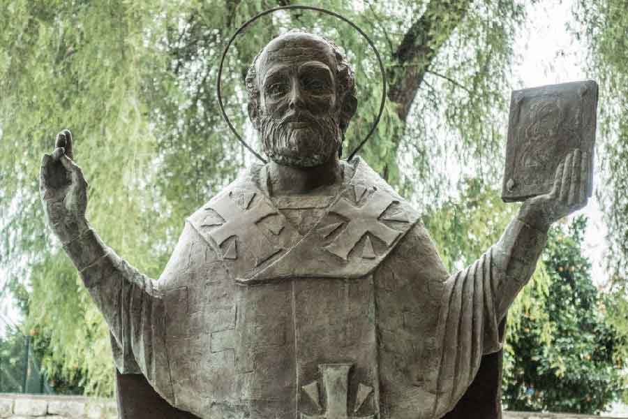 গোটা বিশ্বে ৮ থেকে আশি এক নামে চেনে সান্তা ক্লজকে। সকলের বিশ্বাস, প্রতি বছর বড়দিনের সময় উপহারের ডালি নিয়ে, স্লেজ গাড়ি চড়ে উপস্থিত হন সাদা চুল-দাড়ির সান্তা।