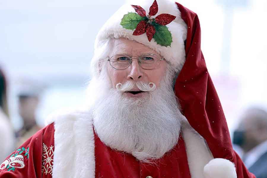 ছোটদের মধ্যে সান্তাকে নিয়ে কৌতূহলের শেষ নেই। শিশুমনের সরল বিশ্বাস, সান্তা বড়দিনের আগের রাতে চুপিচুপি এসে তাদের জন্য উপহার রেখে যায়। বিশ্বের নানা প্রান্ত এই সময় সান্তার ছবি, মুখোশ এবং প্রতিকৃতিতে সেজে ওঠে।