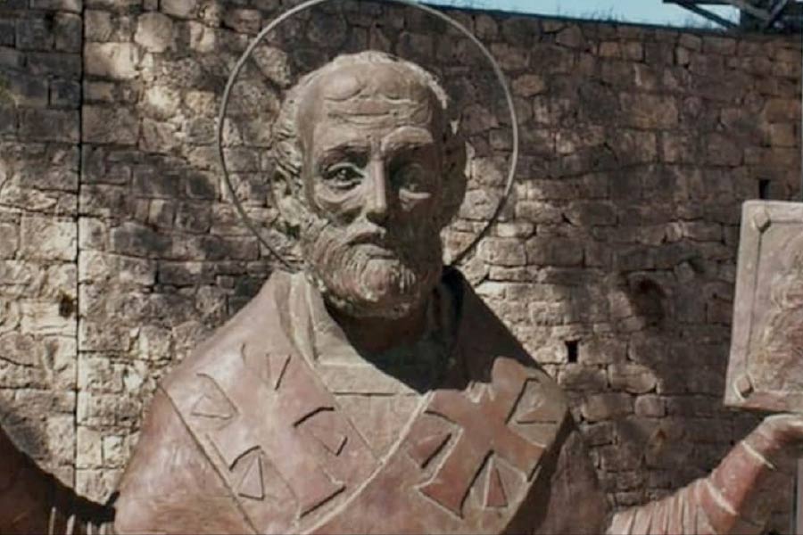 অনেকেই মনে করে থাকেন, তুরস্কের খ্রিস্টান বিশপ সেন্ট নিকোলাসের আদলেই তৈরি করা হয়েছে সান্তা ক্লজকে। সান্তার মতোই নিকোলাস ছিলেন দয়ালু প্রকৃতির। নিজের সমস্ত সম্পদ তিনি দরিদ্রদের সেবায় বিলিয়ে দিয়েছিলেন।