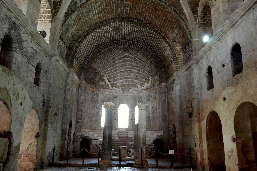 সেই নিকোলাসের প্রকৃত সমাধিস্থলই সম্প্রতি আবিষ্কৃত হল। প্রত্নতত্ত্ববিদরা দক্ষিণ তুরস্কের একটি প্রাচীন গির্জার তলায় খননকাজ চালাচ্ছিলেন। সেখান থেকেই তাঁর সমাধিস্থলের সন্ধান মেলে।