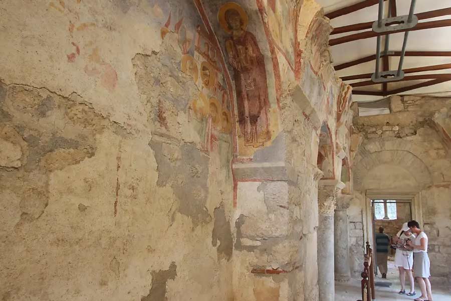 তবে নিকোলাসের সমাধিস্থল ঠিক কোথায় রয়েছে, তা নিয়ে ক’দিন আগে পর্যন্তও নানা বিভ্রান্তি ছিল। কারণ খ্রিস্টীয় চতুর্থ শতকে তুরস্কের আন্তোলিয়া প্রদেশে নিকোলাসকে সমাধিস্থ করা হয়েছে বলে জানা যায়। 