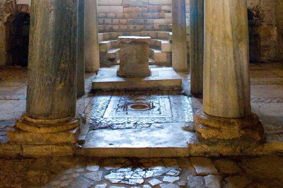 নিকোলাসের মৃত্যুর প্রায় ৭০০ বছর পর খবর রটে যায় যে, সমাধি খুঁড়ে তাঁর দেহাবশেষ চুরি করা হয়েছে। কোথায় নিয়ে যাওয়া হয় বাস্তবের সান্তাক্লজের দেহাবশেষকে, সেই রহস্যের কিনারা হয়নি এখনও।