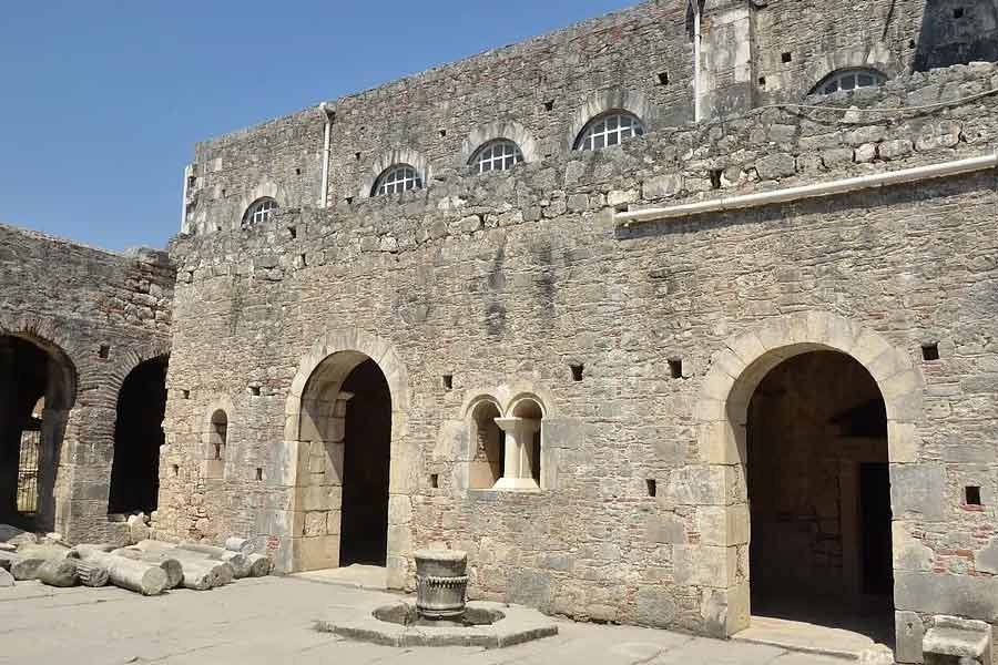 যে চার্চের তলা থেকে নিকোলাসের আসল সমাধিস্থলের সন্ধান পাওয়া গিয়েছে বলে প্রত্নতত্ত্ববিদদের একাংশ দাবি করছেন, সেই চার্চেরই বিশপ ছিলেন নিকোলাস।