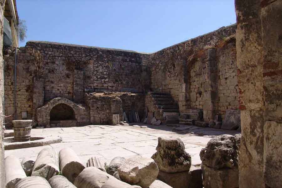 কিন্তু কোথায় গেল নিকোলাসের প্রাচীন সেই সমাধিস্থল? কোনও কোনও ভূবিজ্ঞানীর মতে মধ্যযুগে ভূমধ্যসাগরের জলস্তর বেড়ে গিয়ে ভেঙেচুরে যায় উপকূলবর্তী অঞ্চলে অবস্থিত প্রাচীন সেই গির্জা। হারিয়ে যায় নিকোলাসের সমাধিও। 