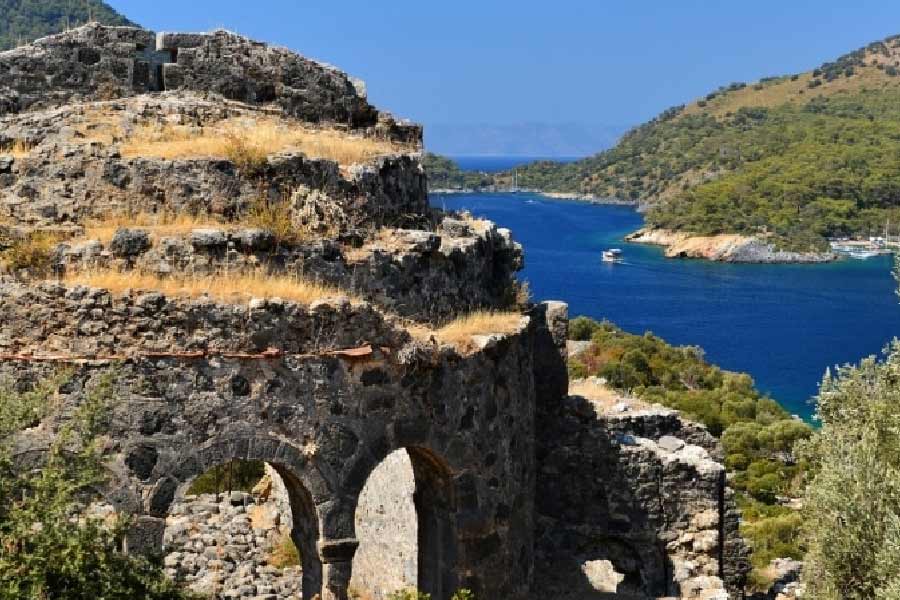 সান্তা ক্লজের মতোই নিকোলাসকে নিয়ে বহু কিংবদন্তি ছড়িয়ে-ছিটিয়ে রয়েছে তুরস্ক, গ্রিসের নানা প্রান্তে। জনশ্রুতি আছে যে, নিকোলাসের নানা অলৌকিক ক্ষমতা ছিল।