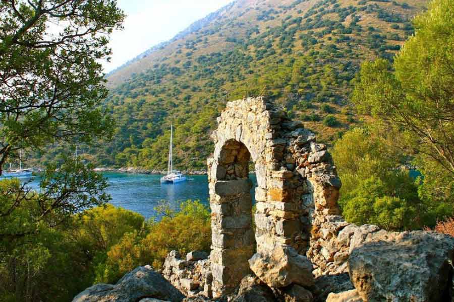 নিকোলাস নাকি বাধ্যতামূলক যৌনপেশার কাজ থেকে সে সময়কার গ্রিক মেয়েদের উদ্ধার করে নিয়ে এসেছিলেন। দৈত্যাকৃতির একটি গাছ দেখে মানুষ ভয় পাওয়ায়, চোখের পলকে নাকি সেই গাছকে উধাও করে দিয়েছিলেন।