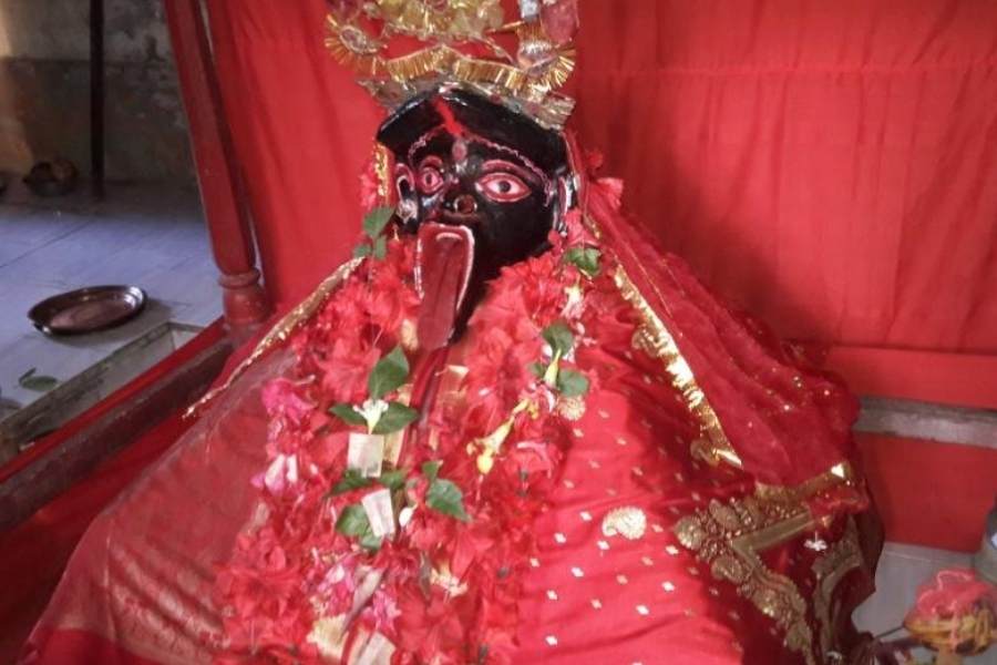 স্বামীর অপমান সহ্য করতে না পেরে যজ্ঞের আগুনেই নিজের প্রাণ ত্যাগ করেছিলেন সতী। নিজের স্ত্রীর মৃত্যুতে রাগে, শোকে, অপমানে তাঁর দেহ কাঁধে নিয়েই তাণ্ডব নৃত্য শুরু করেন মহাদেব। সৃষ্টি রসাতলে যাওয়ার জোগাড়! ধ্বংসের হাত থেকে তাকে রক্ষা করতেই সৃষ্টিকর্তা বিষ্ণু সুদর্শন চক্রে সতীর দেহ ছিন্নবিছিন্ন করে দেন। সেই দেহাবশেষ ৫১টি ভাগে ছড়িয়ে পড়ে নানা প্রান্তে। 