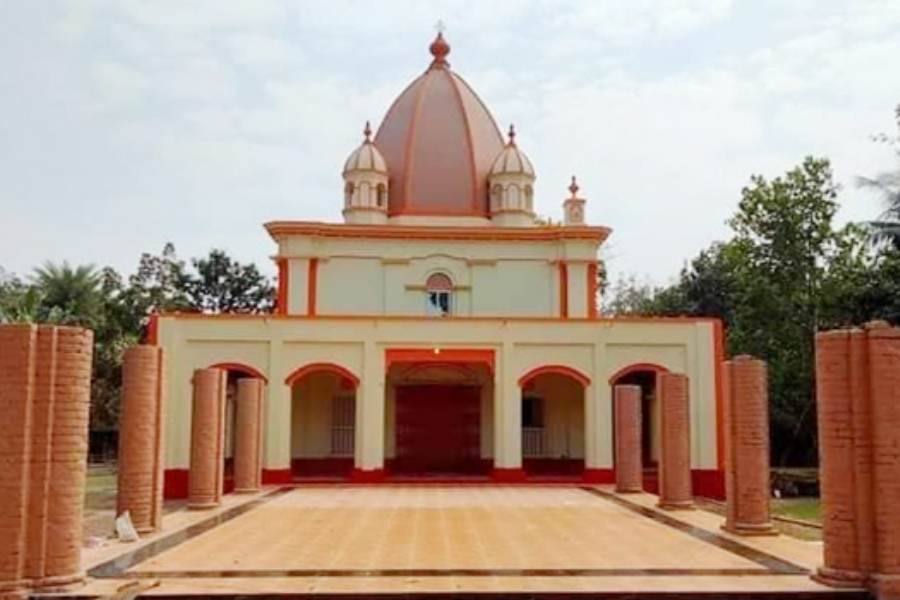 কথিত, দেবীর দেহাবশেষ যেখানে যেখানে পড়েছিল, সেখানেই গড়ে উঠেছে এক একটি সতীপীঠ। আজও সেই সব সতী পীঠ ভীষণ জাগ্রত বলে বিশ্বাস করেন ভক্তরা। কার্ত্তিকি অমাবস্যায় তাই সে সব জায়গায় পুজো হয় মহা ধুমধামে। আর নিত্য পুজো তো আছেই। 