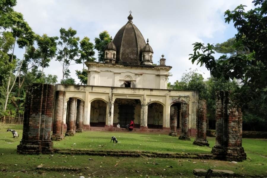 সে রকম এক সতীপীঠ হলো যশোরেশ্বরী কালী মন্দির। জনশ্রুতি বলে, এখানে নাকি মায়ের করকমল পড়েছিল। পুরাণ মতে, বাংলাদেশের সাতক্ষীরা জেলার শ্যামনগর উপজেলার ঈশ্বরীপুর গ্রামে সতীর হাতের তালু পড়েছিল।