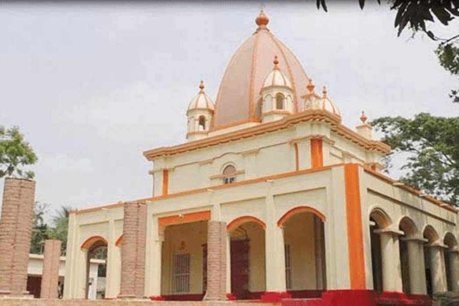  বলা হয়, বঙ্গদেশের হিন্দু রাজা প্রতাপাদিত্য মানুষের হাতের তালুর আকারের এক খণ্ড পাথর পেয়েছিলেন অলৌকিক ভাবে। তার পরেই তিনি প্রতিষ্ঠা করেন এই মন্দির। যা নির্মাণ করেছিলেন আনাড়ি নামে এক ব্রাহ্মণ। তিনিই এই মন্দিরে ১০০টি দরজা তৈরি করেন। 