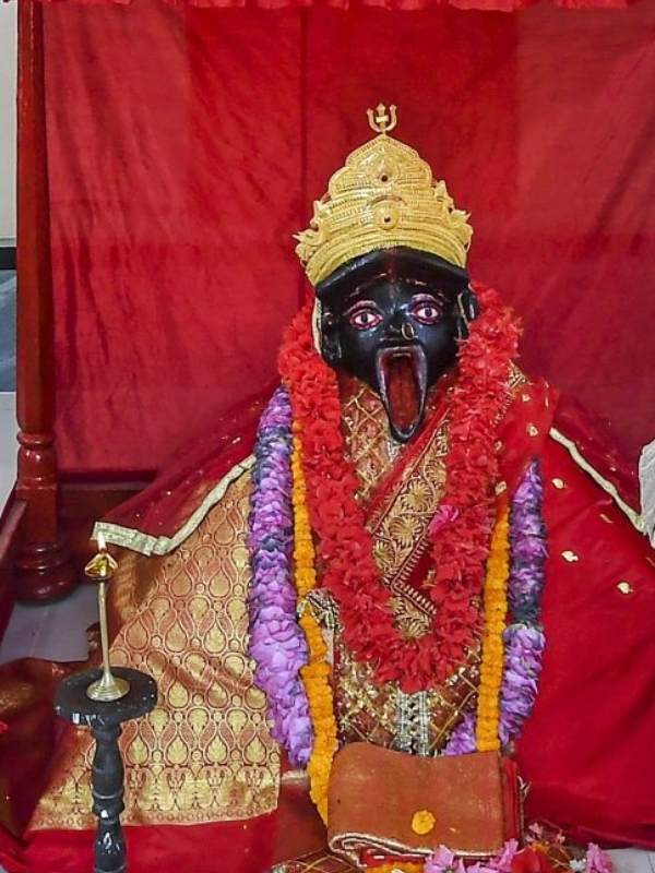 পরবর্তী কালে মন্দির সংস্কার করেন লক্ষ্মণ সেন ও রাজা প্রতাপাদিত্য। সেই সঙ্গে পাশেই তৈরি করা হয় নাট মন্দির। শোনা যায়, সেই সময়ে নাকি মায়ের নামে দান করা হয়েছিল প্রায় ২০০ বিঘা জমি। তবে আজ সবই হারিয়ে গিয়েছে কালের গর্ভে। দাঁড়িয়ে রয়েছে শুধু কয়েকটি স্তম্ভ। 