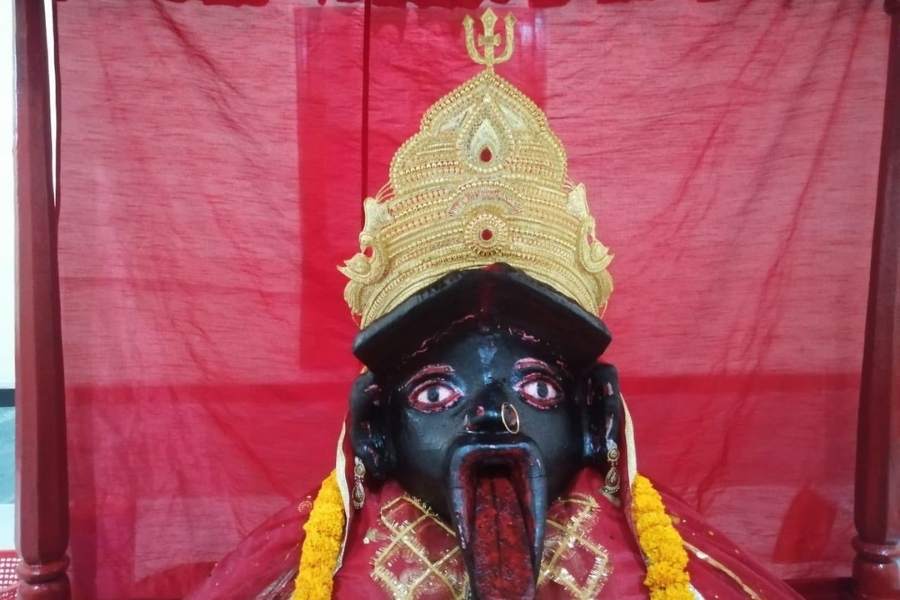 মন্দিরের বেদীতে প্রতিষ্ঠিত বিগ্রহের শুধু মুখ দেখা যায়। নজরে আসে না গলার নীচের শ্রীহস্ত বা শ্রীচরণ। মূর্তির অবয়ব পুরোটাই মখমলে আবৃত। 