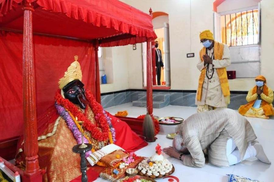 এখানে কালী পুজো হয় বেশ ধুমধাম করেই। হয় ছাগ বলি। সমাগম ঘটে হাজার হাজার ভক্তের। এই মন্দিরে দেবী খুবই জাগ্রত বলে বিশ্বাস ভক্তদের। 