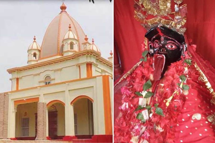 এ হেন মন্দিরকে নিয়ে রয়েছে আরও ইতিহাস। শোনা যায়, এক বার অম্বররাজ মানসিংহ এক পুরোহিতের সাহায্যে মায়ের বিগ্রহ চুরি করে নিয়ে গিয়ে রাজস্থানের অম্বর দুর্গে তা প্রতিষ্ঠা করেন। কিন্তু তার কয়েক দিনের মধ্যেই মায়ের রুষ্ট মূর্তি দেখে প্রতিমাকে সূক্ষ্মবতী নদীর তীরে পুনঃপ্রতিষ্ঠা করেন তিনি। এ দিকে, যশোরেশ্বরী মন্দিরে মাকে পুনঃপ্রতিষ্ঠা করা হয়। এখন সেই মন্দিরে পুজো দিতে ভক্ত সমাগম ঘটে বিশ্বের নানা প্রান্ত থেকে। 