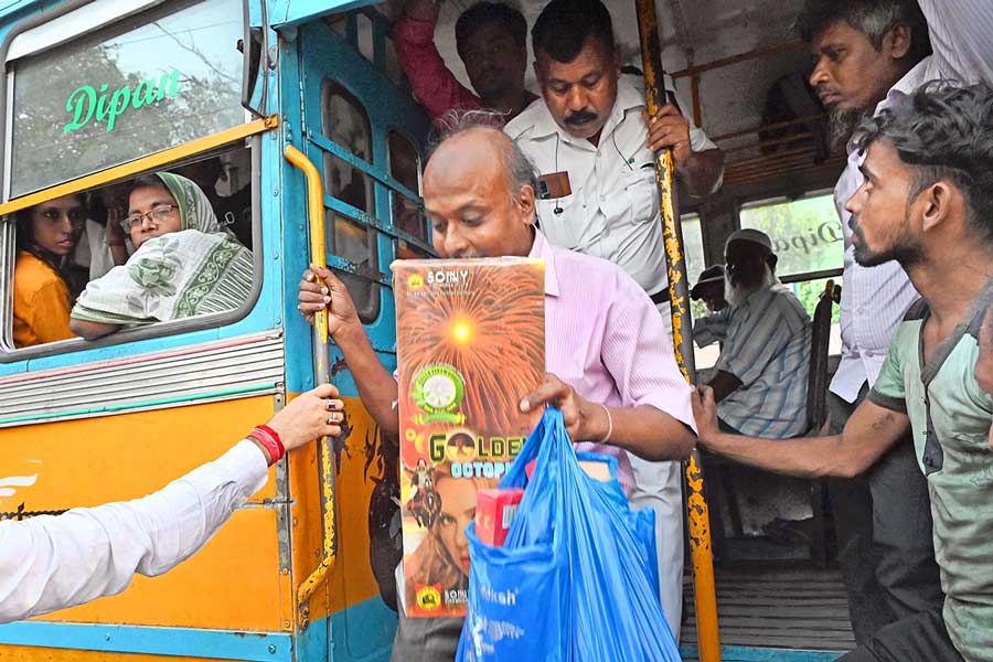 ধরপাকড়: বাসে তল্লাশির সময়ে নিষিদ্ধ বাজি মেলায় নামিয়ে নিয়ে যাওয়া হচ্ছে এক যাত্রীকে। শনিবার, জিঞ্জিরাবাজার এলাকায়। ছবি: রণজিৎ নন্দী