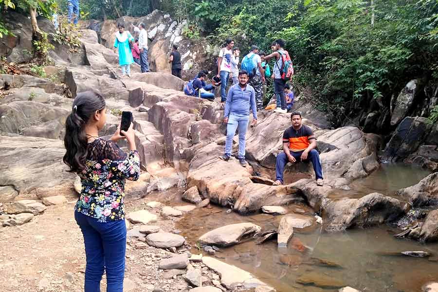 পুজোর সময়ে পর্যটকদের ভিড়। বেলপাহাড়িতে। নিজস্ব চিত্র।