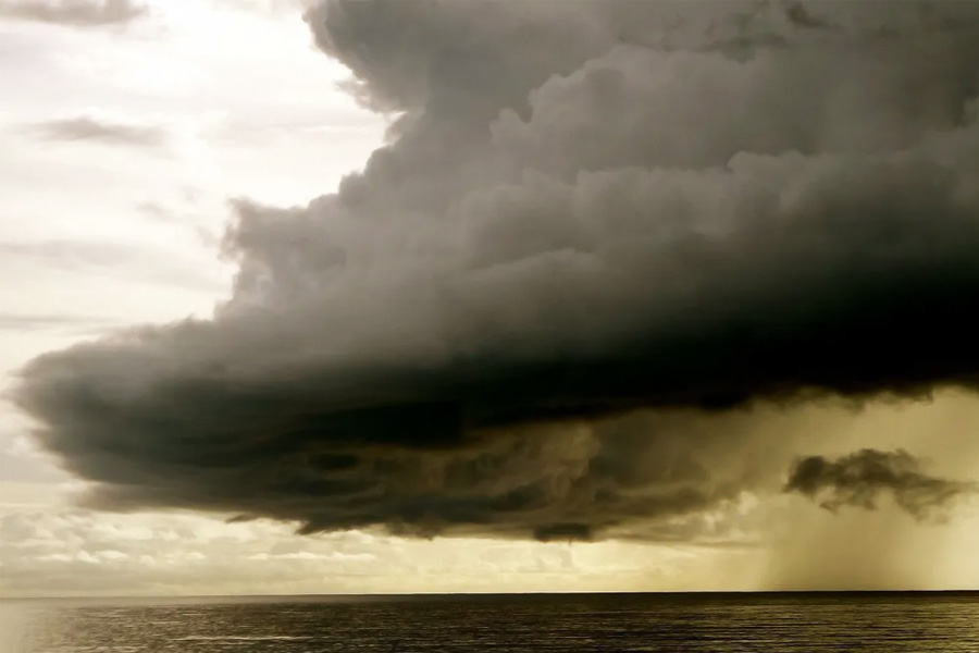 আশঙ্কা সত্যি হতে চলেছে। গভীর নিম্নচাপে পরিণত হল পূর্ব-মধ্য বঙ্গোপসাগরে তৈরি হওয়া নিম্নচাপ। হাওয়া অফিস সূত্রে খবর, গত ৬ ঘণ্টায় এই নিম্নচাপ ১৭ কিলোমিটার প্রতি ঘণ্টা বেগে আরও উত্তর-পশ্চিমে সরে গিয়ে গভীর নিম্নচাপে পরিণত হয়েছে। রবিবার ভোর সাড়ে ৫টা নাগাদ বঙ্গোপসাগরে সৃষ্ট নিম্নচাপ আরও শক্তি সঞ্চয় করে গভীর নিম্নচাপে পরিণত হয়েছে বলেও আবহাওয়া দফতর সূত্রে জানা গিয়েছে।