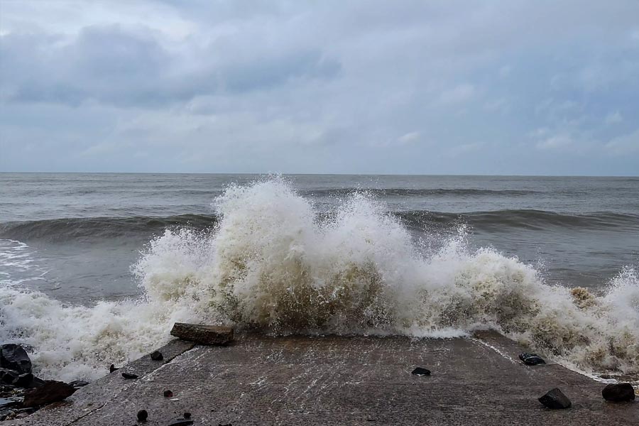 হাওয়া অফিস সূত্রে জানা গিয়েছে, আগামী ১২ ঘণ্টার মধ্যে আরও উত্তর-পশ্চিম দিকে অগ্রসর হবে এই গভীর নিম্নচাপ অঞ্চল। আর তার পরই এই গভীর নিম্নচাপ আরও শক্তি বাড়িয়ে পরিণত হবে ঘূর্ণিঝড়ে। মধ্য বঙ্গোপসাগরে এই ঘূর্ণিঝড় তৈরি হওয়ার সম্ভাবনা প্রবল বলেও হাওয়া অফিস জানিয়েছে।