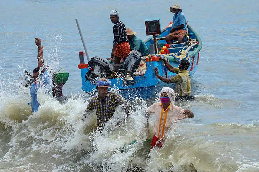 মঙ্গলবার দুই ২৪ পরগনায় ঘণ্টায় ৮০ থেকে ৯০ কিমি বেগে ঝোড়ো হাওয়া বইতে পারে। হাওয়ার সর্বোচ্চ বেগ হতে পারে ঘণ্টায় ১০০ কিমি। পূর্ব মেদিনীপুরে বইতে পারে ৬০ থেকে ৭০ কিলোমিটার প্রতি ঘণ্টা বেগে। সর্বোচ্চ বেগ হতে পারে ঘণ্টায় ৮০ কিমি।