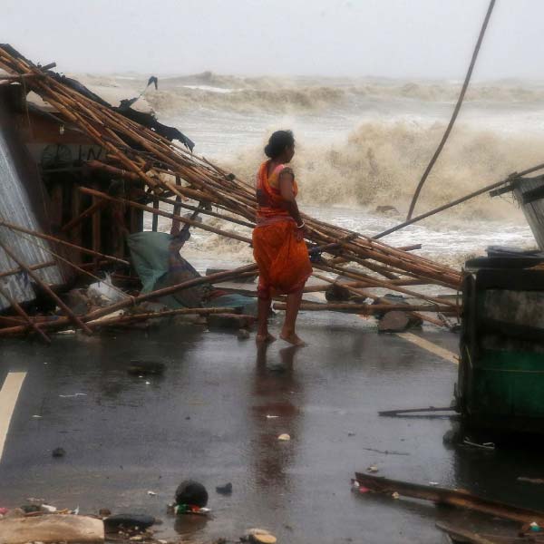 উপকূলীয় এই জেলাগুলির বিস্তীর্ণ এলাকার জনজীবন গত দু’তিন বছরে একাধিক ঘূর্ণিঝড়ে বিপর্যস্ত। তাই নতুন ঘূর্ণিঝড় আসার খবর পেয়েই এই এলাকাগুলিতে বসবাসকারী মানুষদের চোখে-মুখে আশঙ্কা ফুটে উঠেছে।