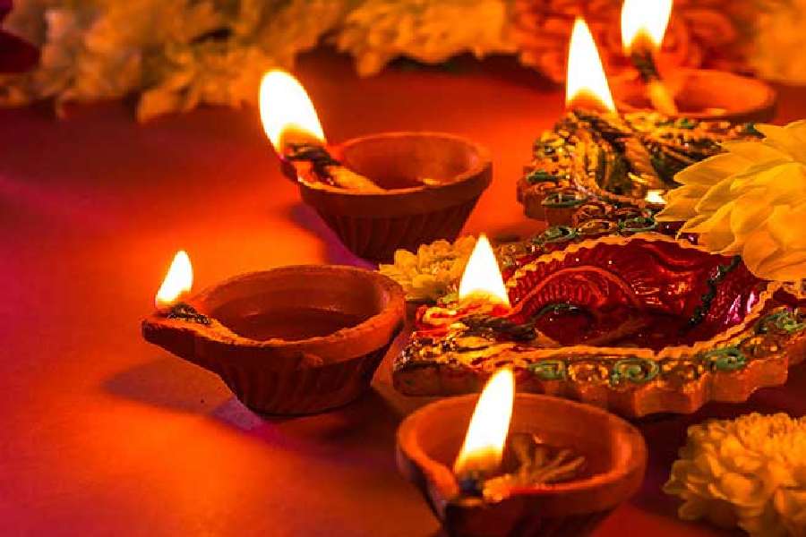 সাত পুরুষের উদ্দেশেই বাড়িতে জ্বালানো হয় চোদ্দ প্রদীপ।