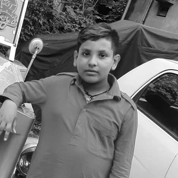 শনিবার ফুটবল খেলতে খেলতে গলা শুকিয়ে গিয়েছিল ইরফানের। না, একটু জল না পেলে আর চলছিল না। বন্ধুরা খেলছিল। ওদের ‘একটু আসছি’ মাঠ লাগোয়া একটি জল খেতে দৌড়ে গিয়েছিল ছেলেটি। কিন্তু ওটাই হল ইরফানের শেষ দৌড়! 