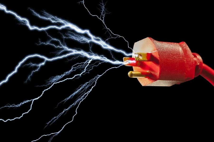 জল খেতে গিয়ে হঠাৎ লুটিয়ে পড়েল ১২ বছরের ছেলেটি। বিদ্যুৎস্পৃষ্ট হয়ে অকালে ঝরল একটি প্রাণ। আলোর উৎসবের মধ্যে শোকের অন্ধকারে ঢেকেছে হাওড়ার শিবপুর কাজিপাড়ার মালিবাগান এলাকা।