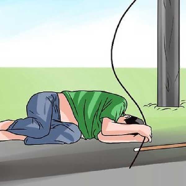 স্থানীয়দের অভিযোগ, অনুষ্ঠান উপলক্ষে রাস্তায় আলো লাগানো হচ্ছিল। স্থানীয় ক্লাব থেকেই বিদ্যুৎ সংযোগ নিয়েছিলেন উদ্যোক্তারা। ইরফান যেখানে জল খেতে গিয়েছিল, সেখানে না কি বিদ্য়ুতের তার ছিঁড়ে পড়েছিল।