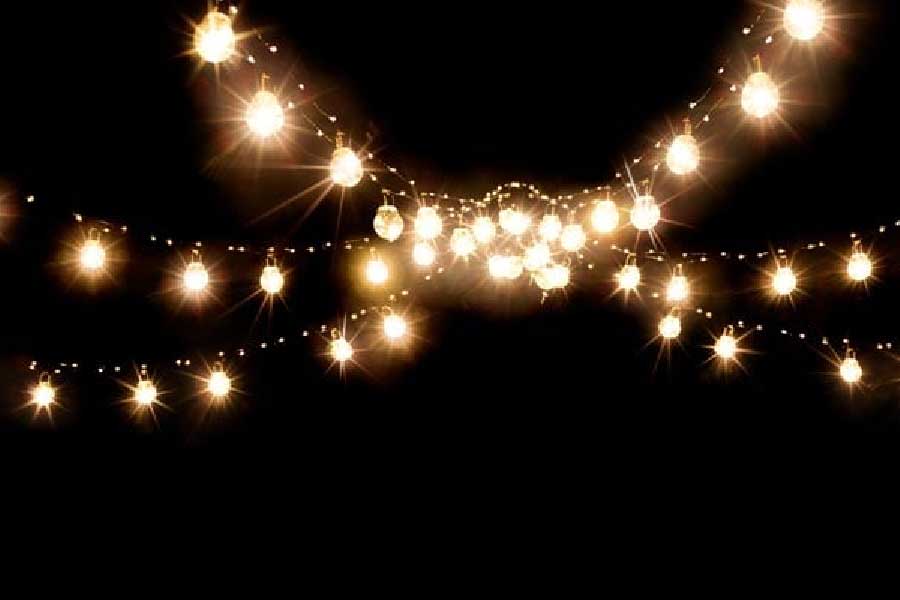 ইরফানের মামা ইকবাল হোসেন জানান, একটি অনুষ্ঠান উপলক্ষে গোটা এলাকা সাজানো হয়েছে আলো দিয়ে। আর বিদ্যুতের সরবরাহ হয়েছিল পাশের একটি ক্লাব থেকে। সেই বিদ্যুৎবাহী তার ছেঁড়া ছিল।