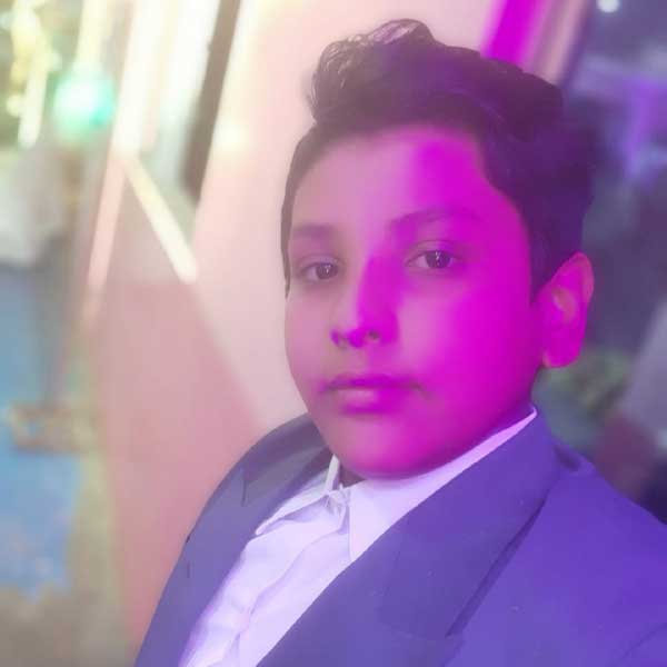 ছেঁড়া তার দেখতে পায়নি ইরফান। দেখার কথাও নয়। কী ভাবে হল এই দুর্ঘটনা? প্রত্যক্ষদর্শীরা জানাচ্ছেন, শনিবার খেলার মাঝে মাঠের পাশেই জল খেতে গিয়েছিল ষষ্ঠী শ্রেণির পড়ুয়া ইরফান। তখনই বিদ্যুৎস্পৃষ্ট হয়ে রাস্তায় ছিটকে পড়ে সে।