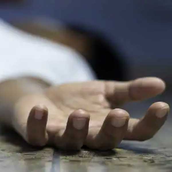 সঙ্গে সঙ্গেই ছুটে এসেছিলেন স্থানীয়রা। ইরফানকে উদ্ধার করে হাওড়া হাসপাতালে নিয়ে যান তাঁরা। কিন্তু ইকবালকে মৃত বলে ঘোষণা করেন চিকিৎসকেরা।